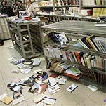 Destrozos en la librería Tres i Quatre - © José Jordán